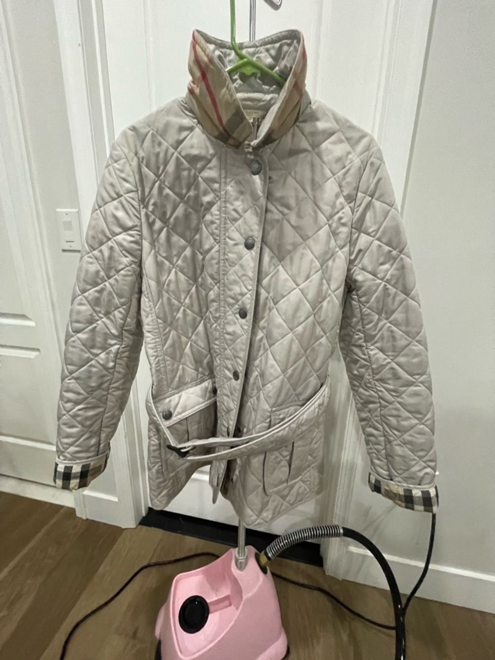 Burberry Tan belted Quilted Jacket zipper and snap closure flap pockets - Picture 5 of 11